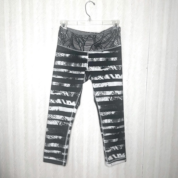 LULULEMON Wunder Under cropped black and white leggings size 6 - Picture 8 of 13